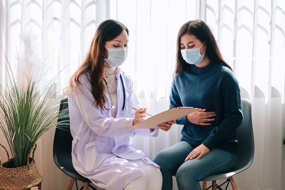 Nigerian patient and companion meeting a doctor at an Indian hospital to plan treatment