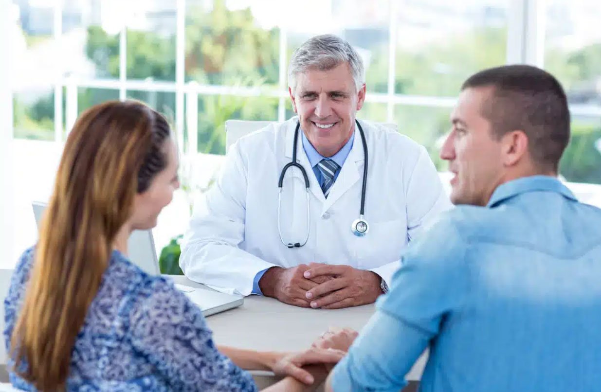 Uzbek patient and companion meeting a doctor at an Indian hospital to plan treatment