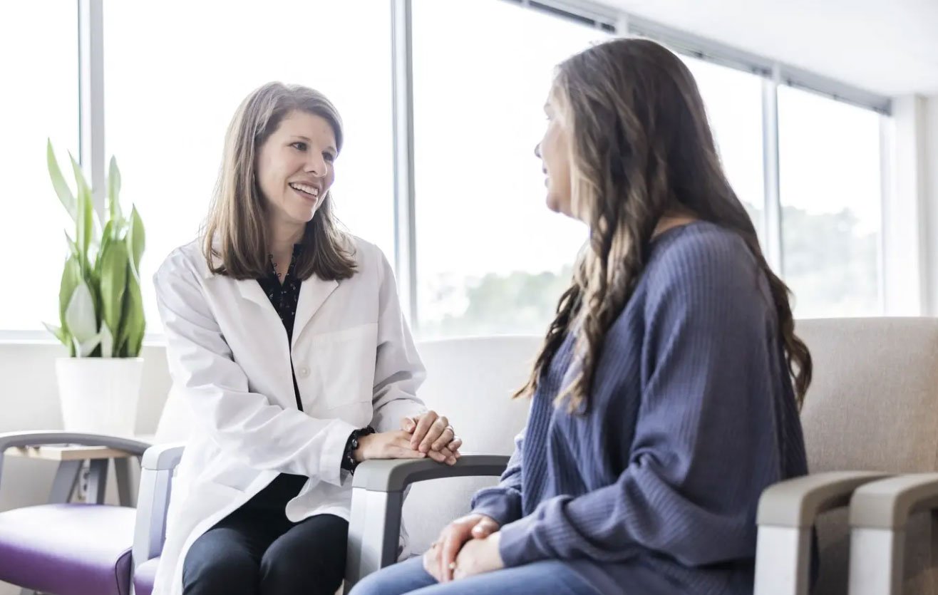 Patient from the UAE and a companion meeting a doctor at an Indian hospital to plan treatment